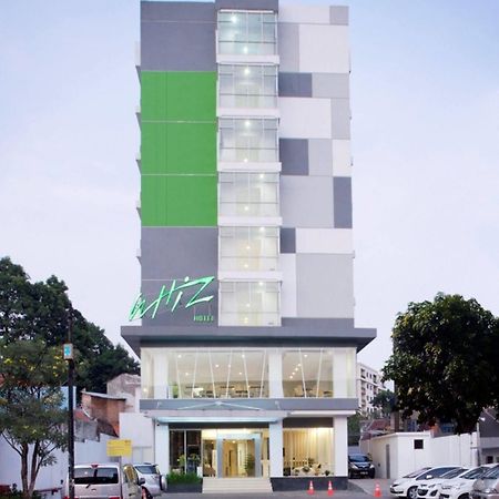 Whiz Hotel Cikini Джакарта Экстерьер фото