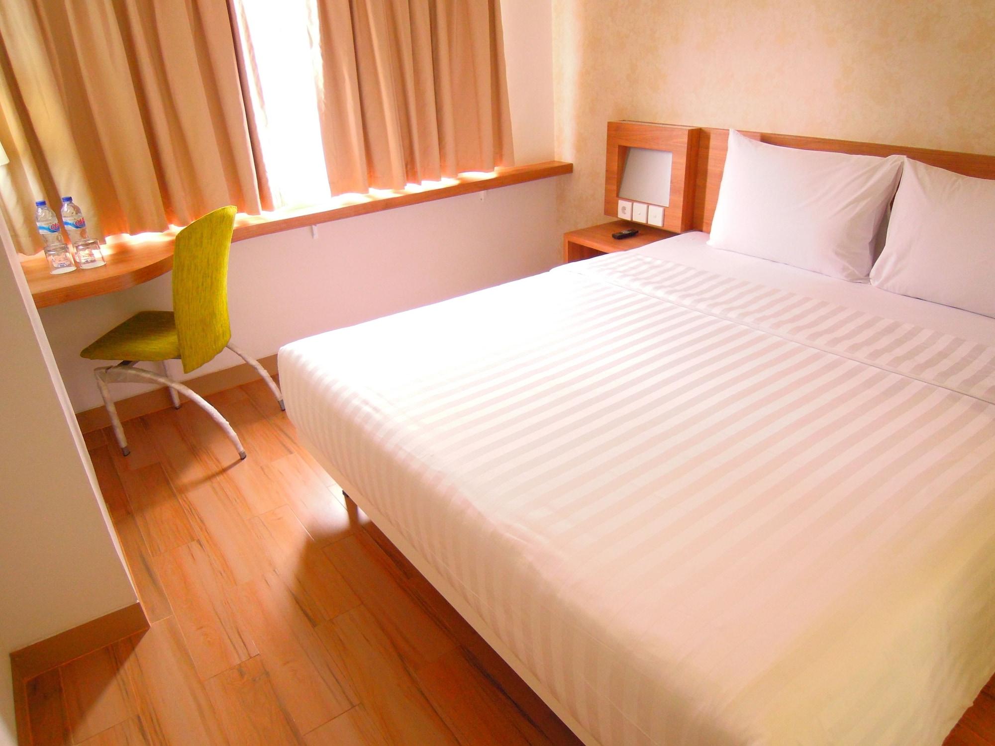 Whiz Hotel Cikini Джакарта Экстерьер фото