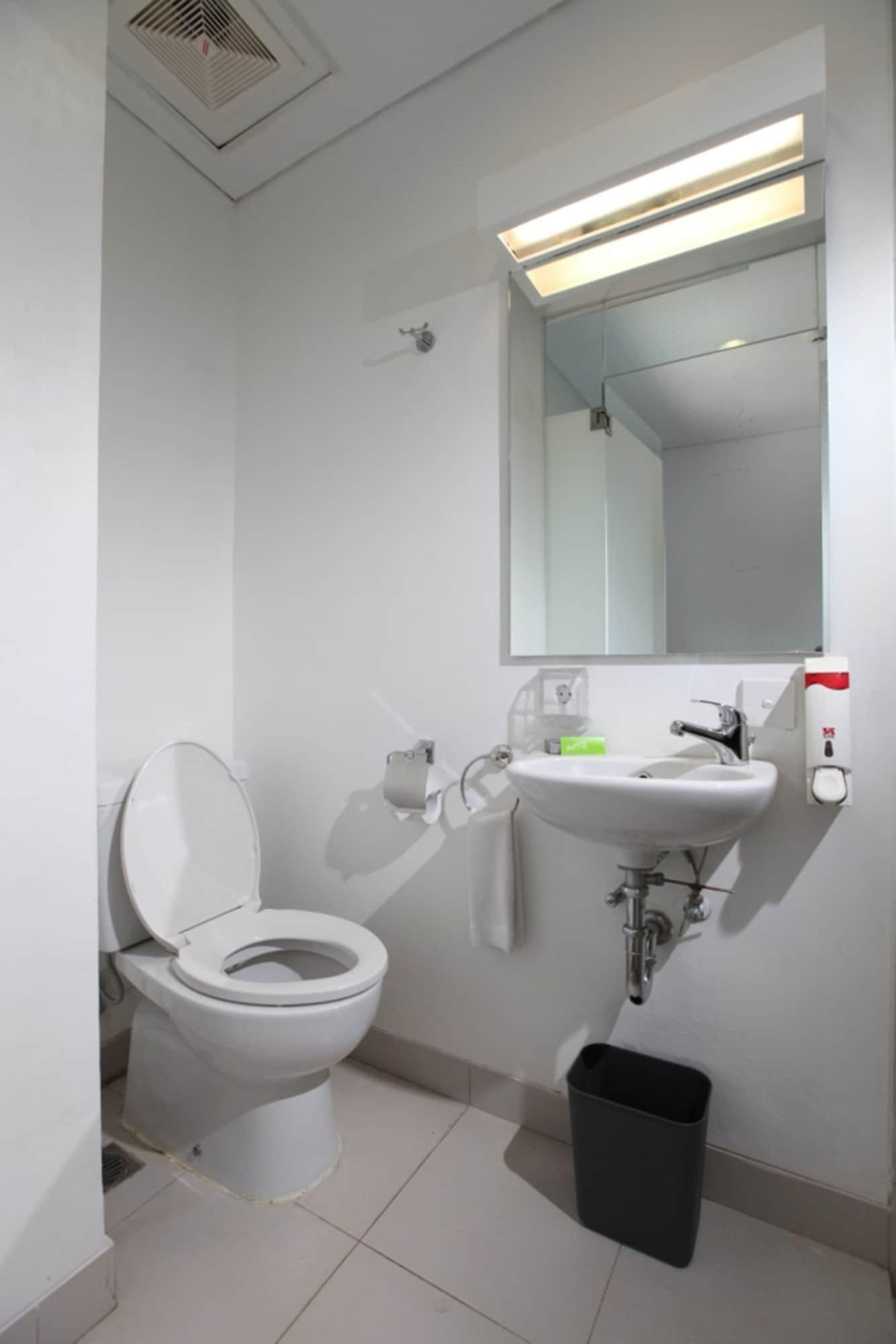 Whiz Hotel Cikini Джакарта Экстерьер фото