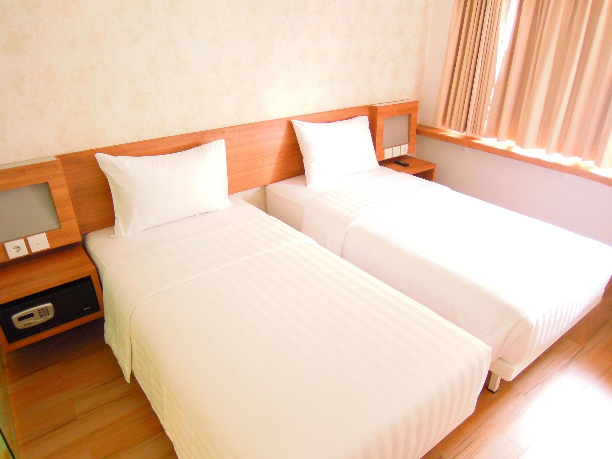 Whiz Hotel Cikini Джакарта Экстерьер фото