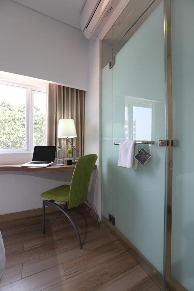 Whiz Hotel Cikini Джакарта Экстерьер фото