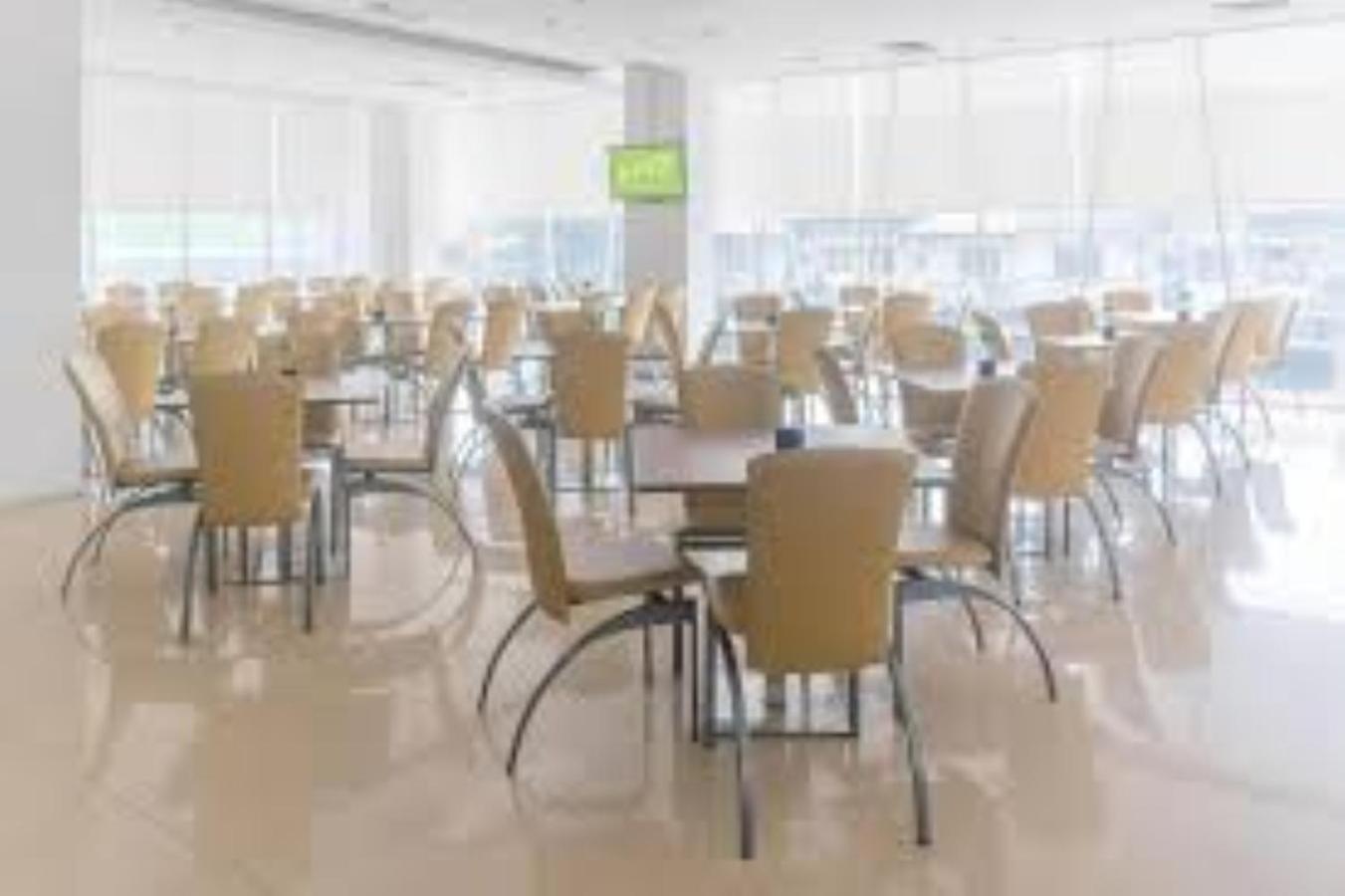 Whiz Hotel Cikini Джакарта Экстерьер фото
