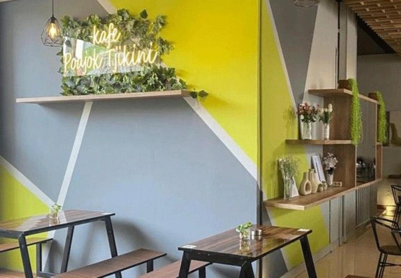 Whiz Hotel Cikini Джакарта Экстерьер фото