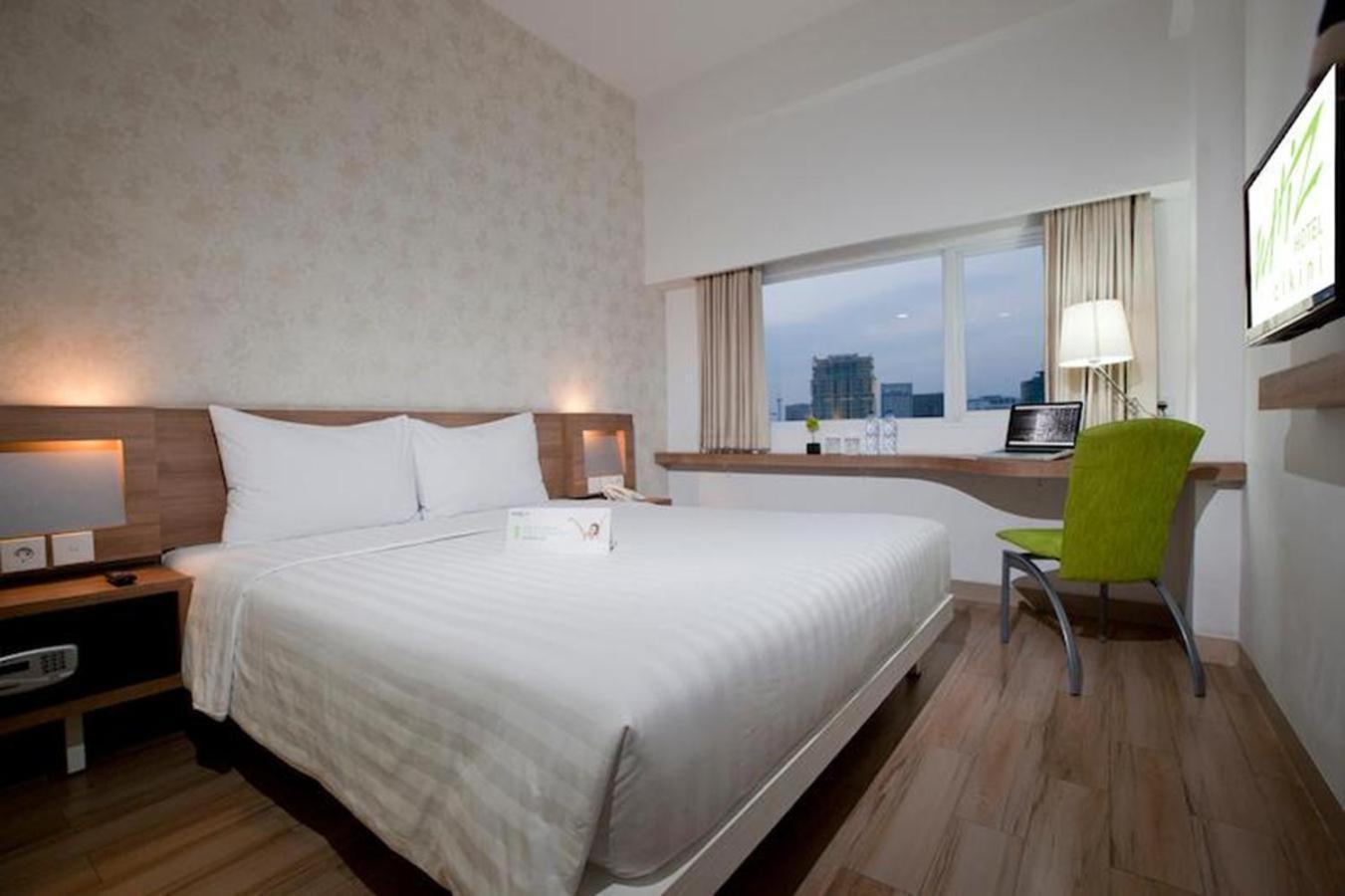 Whiz Hotel Cikini Джакарта Экстерьер фото