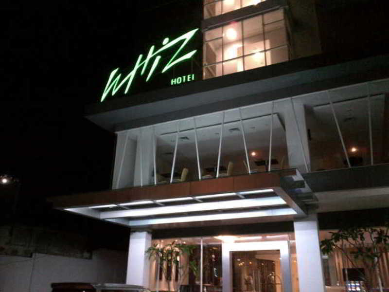 Whiz Hotel Cikini Джакарта Экстерьер фото