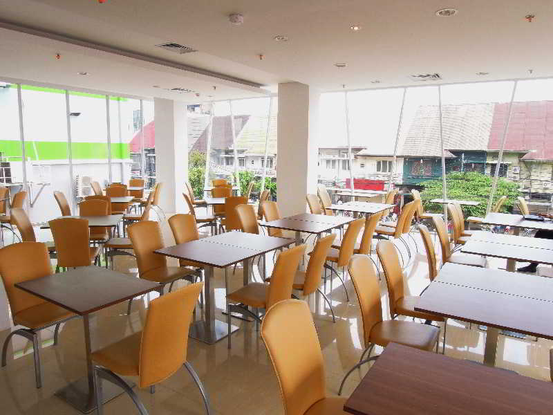 Whiz Hotel Cikini Джакарта Экстерьер фото