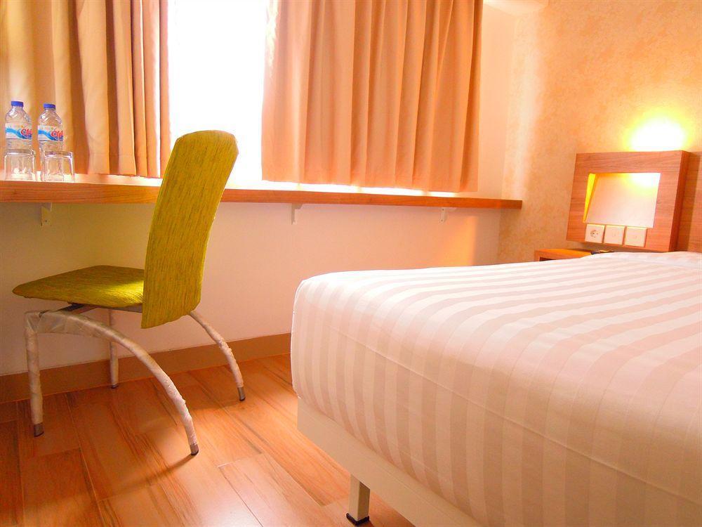 Whiz Hotel Cikini Джакарта Экстерьер фото