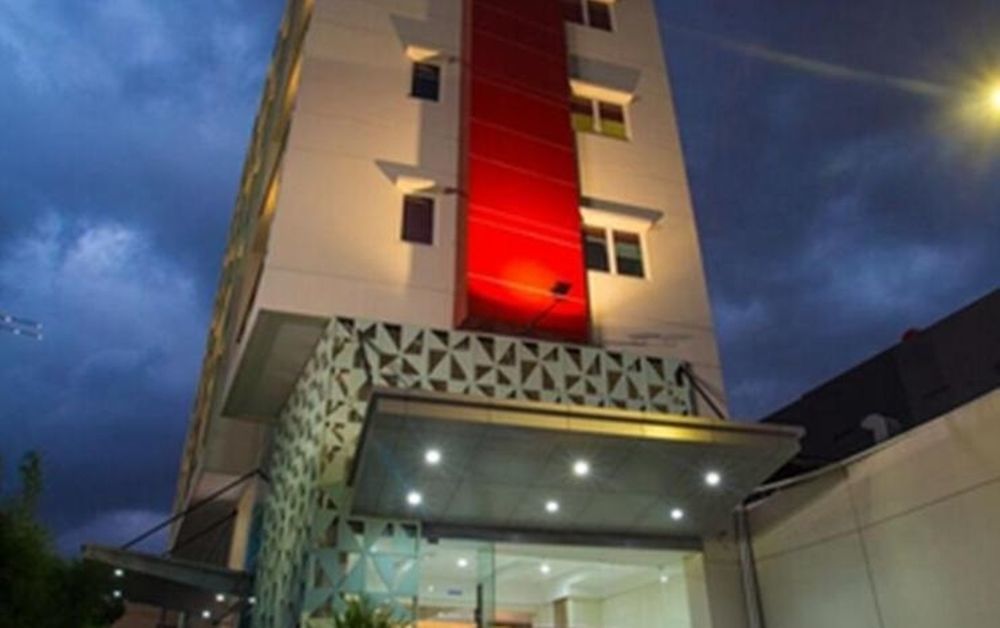Whiz Hotel Cikini Джакарта Экстерьер фото