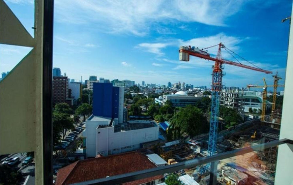 Whiz Hotel Cikini Джакарта Экстерьер фото
