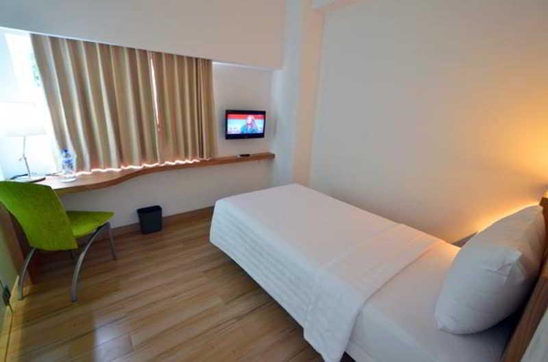 Whiz Hotel Cikini Джакарта Экстерьер фото