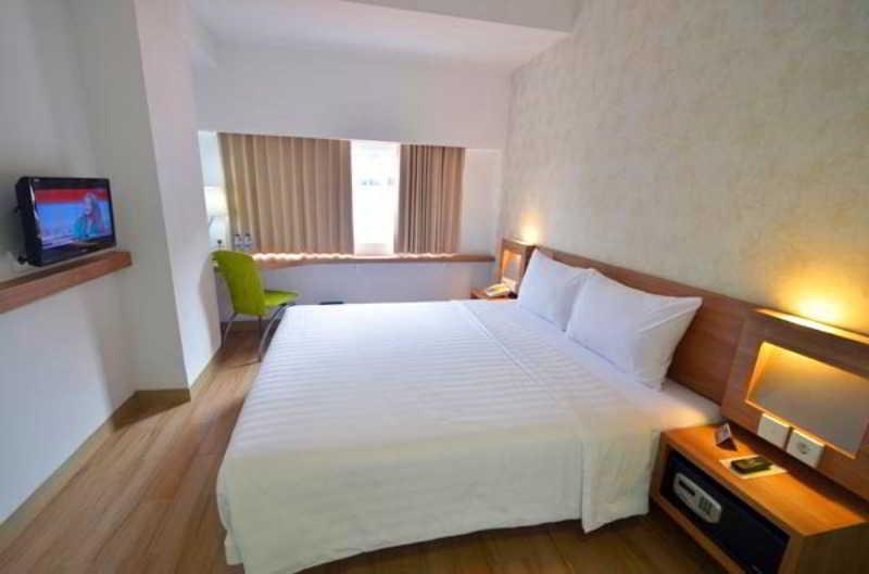 Whiz Hotel Cikini Джакарта Экстерьер фото