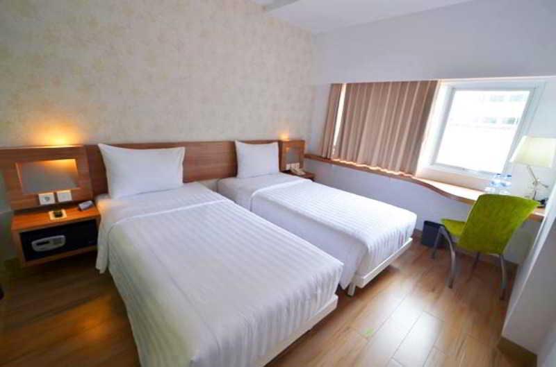 Whiz Hotel Cikini Джакарта Экстерьер фото