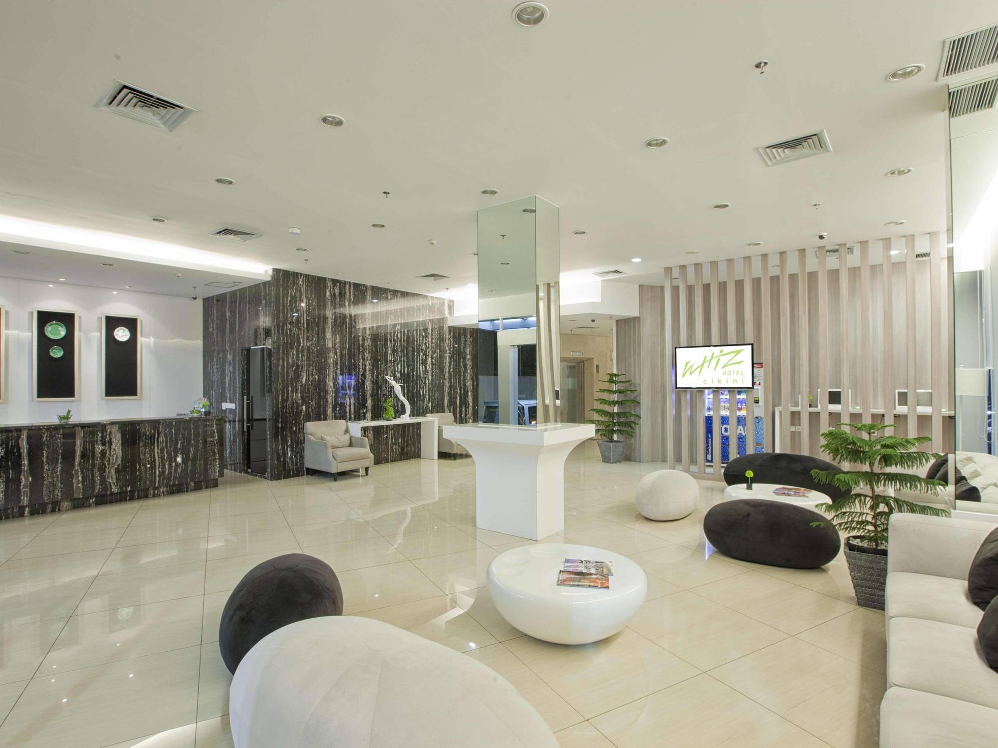 Whiz Hotel Cikini Джакарта Экстерьер фото