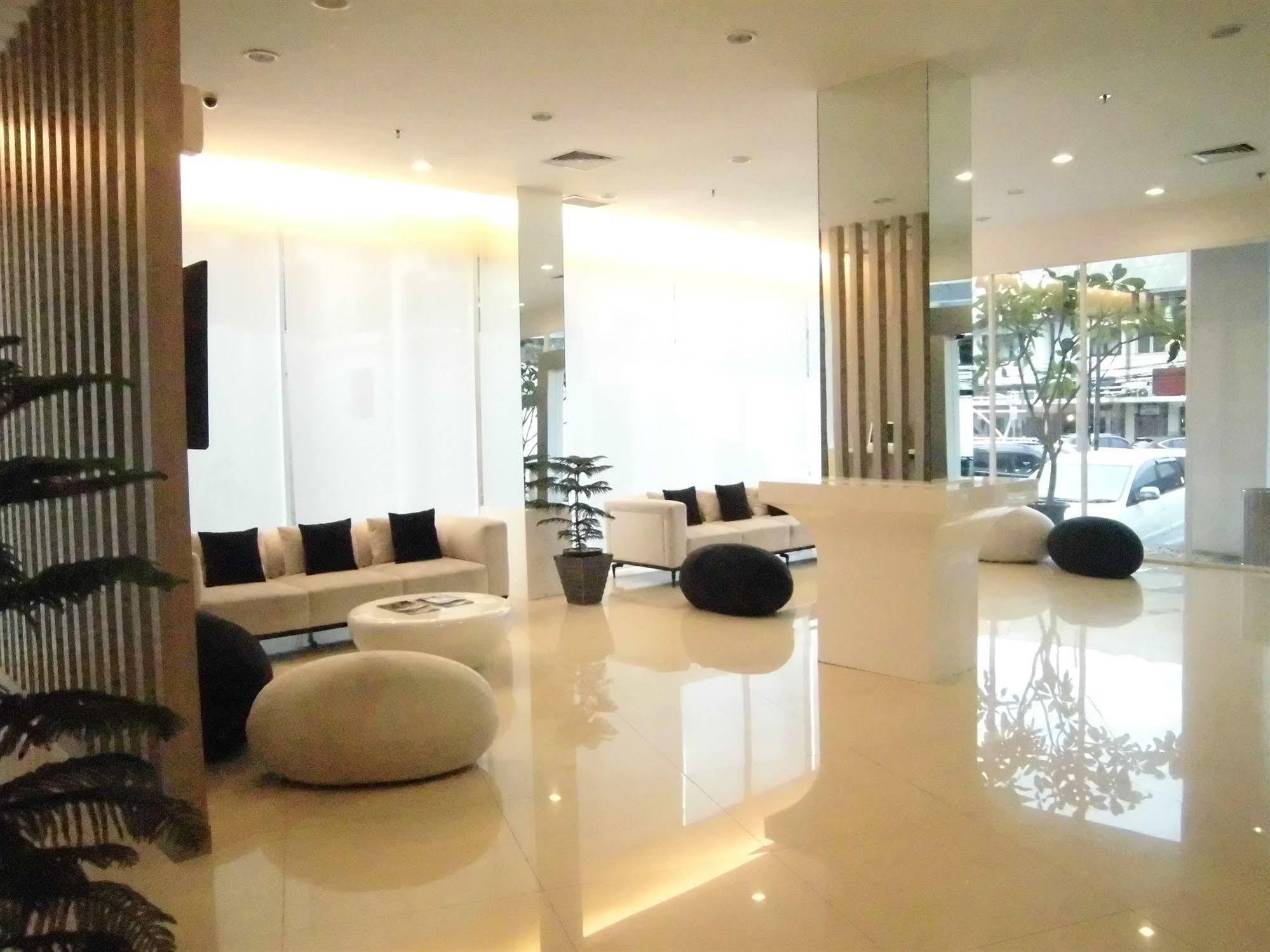 Whiz Hotel Cikini Джакарта Экстерьер фото