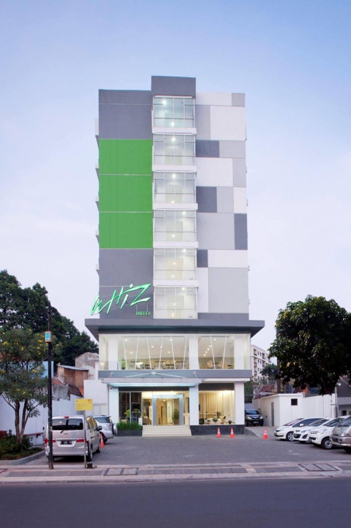 Whiz Hotel Cikini Джакарта Экстерьер фото