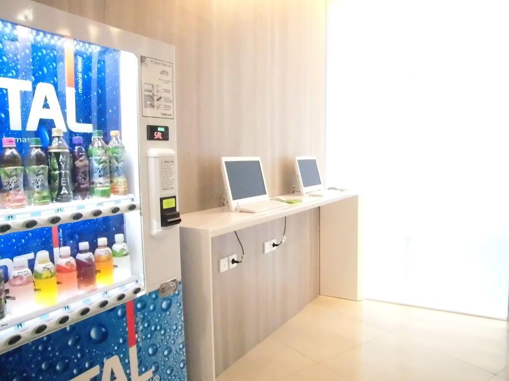 Whiz Hotel Cikini Джакарта Экстерьер фото